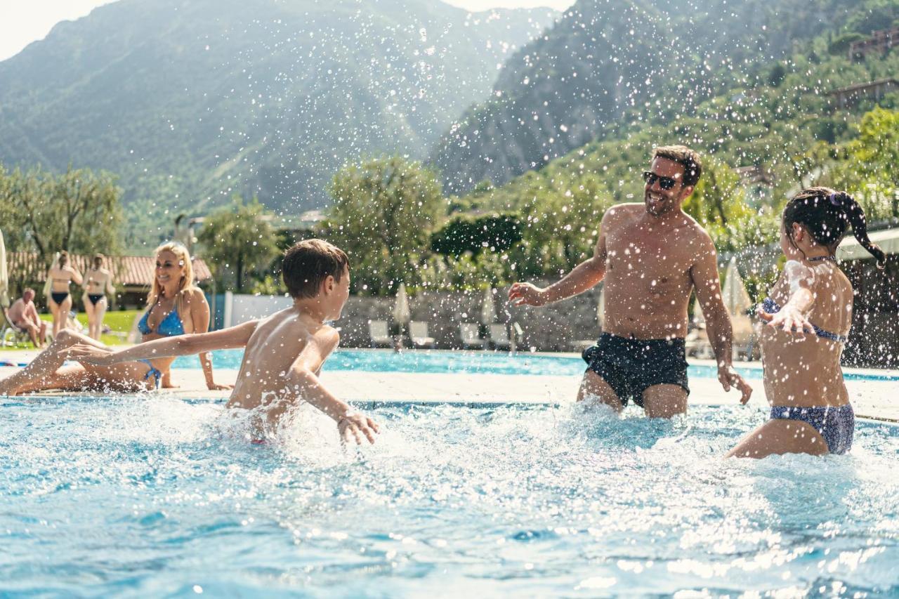 Hotel Caravel Limone sul Garda Esterno foto