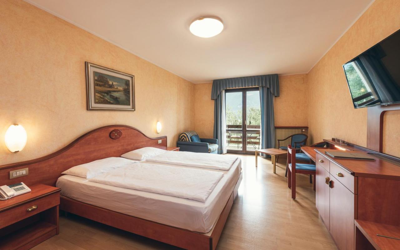Hotel Caravel Limone sul Garda Esterno foto