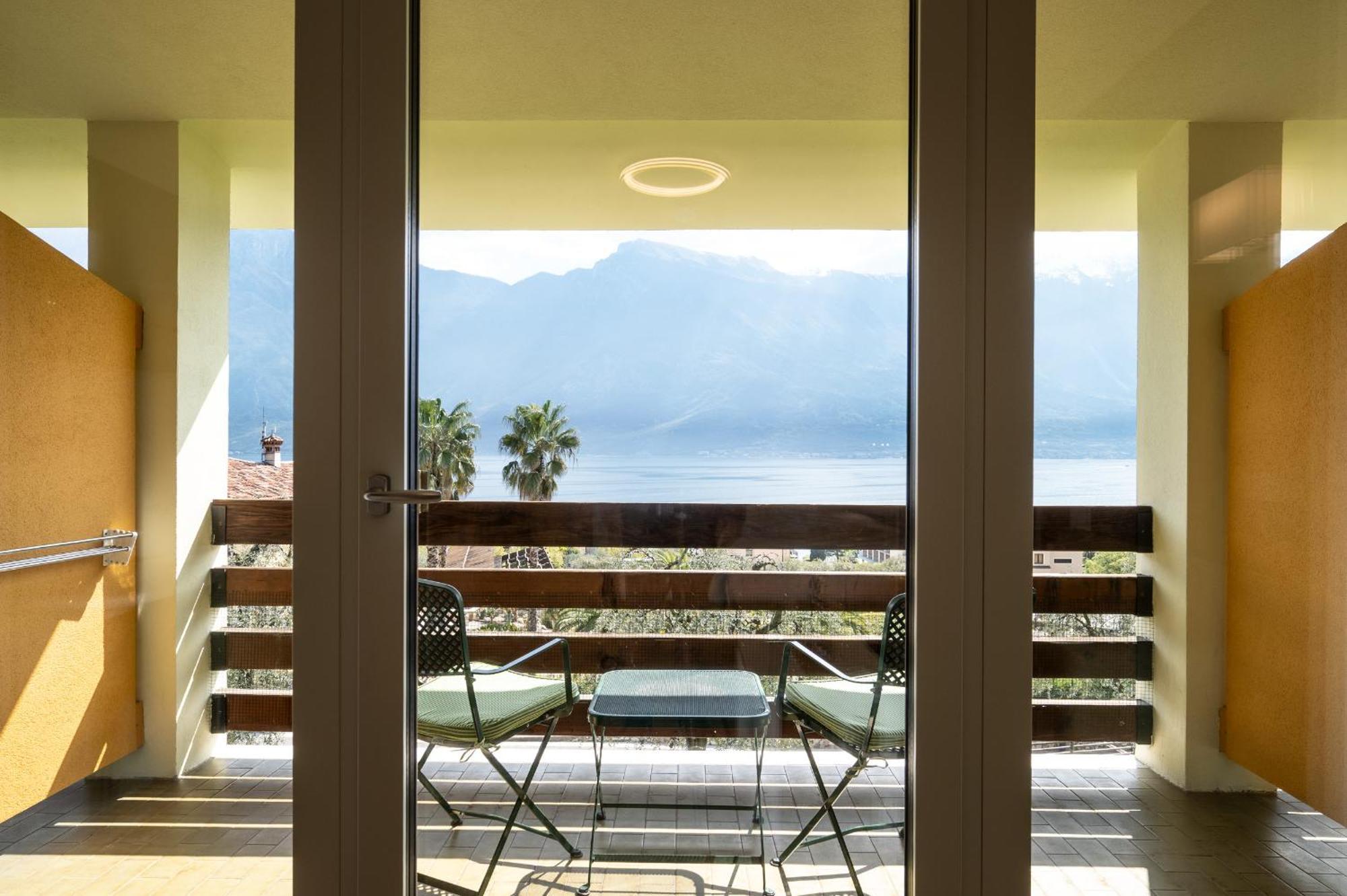 Hotel Caravel Limone sul Garda Esterno foto